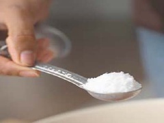 Cách làm nhân bánh tét chay: ngâm đậu xanh cho mềm, thêm vào 1 lon nước dừa, 1/2 muỗng cà phê muối. Nấu chín, sau khi chín cho vào 10 muỗng đường. Khuấy tan đường trong đậu xanh cho đều.