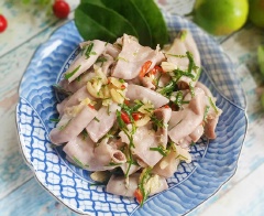 Lòng heo trộn mắm chua chua, cay cay, kích thích vị giác của bạn giúp ăn ngon miệng hơn trong bữa cơm. Đặc biệt, mới lạ này để thay đổi khẩu vị đãi cả gia đình, giúp chống ngán hiệu quả.