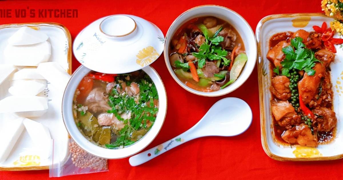 Cơm nhà có món canh gà lá giang