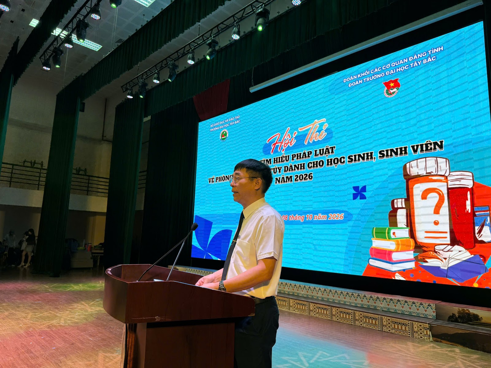 TS. Hoàng Ngọc Anh - Ủy viên Ban Thường vụ Đảng ủy, Phó Hiệu trưởng Nhà trường phát biểu khai mạc Hội thi