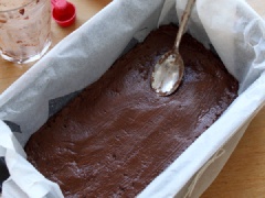 Thoa chút dầu ăn vào khuôn để chống dính. Lót tiếp vào giấy dầu. Đổ chocolate vào khuôn, dàn đều. Cho khuôn chocolate vào ngăn đông tủ lạnh ít nhất khoảng 2 tiếng đồng hồ nhé!