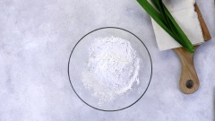 Pha nước vôi trong: Cho vào tô thủy tinh 1 lít nước, cho vào 1 muỗng cà phê nước vôi trong. Trộn đều, để lắng xuống lấy phần nước trong. Cho vào tô thủy tinh 100gr bột gạo, 100gr bột năng, 100gr đường và 400ml nước vôi trong. Trộn đều hỗn hợp rồi lọc qua rây.