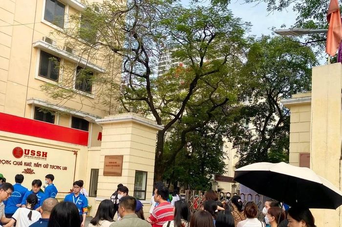 Hàng nghìn thí sinh Hà Nội tham gia thi vào 2 trường chuyên, tỉ lệ chọi cao - Báo Tri thức &amp; Cuộc sống