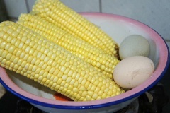 Bắp bóc bỏ vỏ, cắt lấy hạt bắp cho vào máy xay sinh tố, bật máy xay nhuyễn. Cho bắp xay ra tô, thêm vào 2 quả trứng gà, 2g muối, 1g tiêu, 1g bột ngũ vị hương, 10g dầu ăn, trộn đều lên.