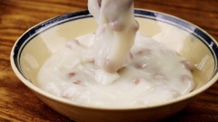 Nấu bánh: Bắc nồi bột lên bếp, thêm một muỗng cà phê muối. Khuấy bột liên tục ở lửa trung bình, khi bột đặc lại thì hạ lửa nhỏ, khuấy đều tay liên tục cho đến khi bột mịn, dẻo, chín trong còn hơi lỏng thì cho đậu phộng đã luộc vào, khuấy đều cho đến khi bột chín. Thử bột bằng cách nhấc đũa lên thấy bột chảy dòng đặc xuống là đạt. Múc bột ra từng chén hoặc dàn bột ra mặt lá chuối cho nguội hoàn toàn. Độ dày của bánh khoảng 2-3cm. Bánh nguội, lấy ra cắt miếng vừa ăn.