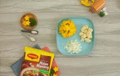 Cắt 200gr bí đỏ, 20gr hành tây thành miếng nhỏ, tách 100gr bông cải trắng. Bắc nồi nóng, sau đó đun chảy 15gr bơ lạt cho bí đỏ, hành tây, bông cải trắng vào xào 2 phút cho tới khi rau củ chín.