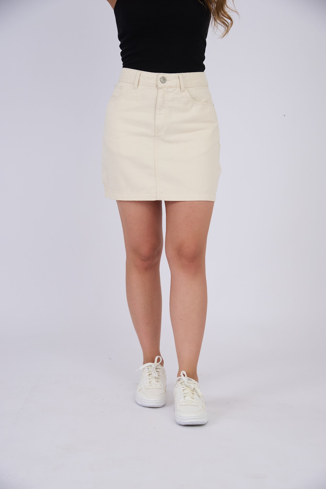 Falda corta rígida de tiro medio en denim, color ivory - Vista 2