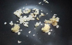 Phi thơm hành tím cắt nhỏ, tỏi băm với dầu ăn, cho thịt cá lóc vào, đảo đều cho khô lại. Nêm gia vị 1 muỗng cà phê hạt nêm, 1 muỗng canh nước mắm cho vừa ăn.