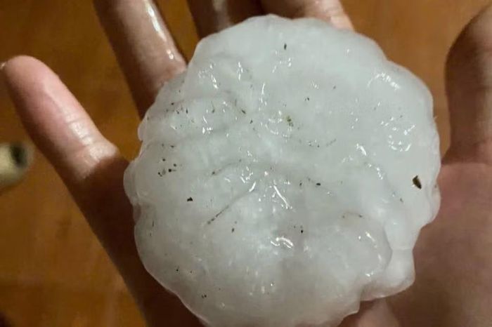 Mưa đá to như chén nước trút xuống Lào Cai suốt 30 phút - Báo Tiền Phong