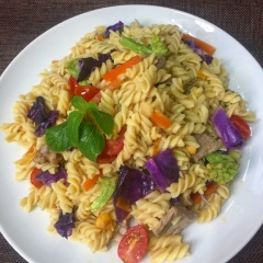 Pasta bò sốt trứng muối rau củ rất đơn giản với hương vị thơm ngon, hấp dẫn để cả nhà có một bữa cơm ngày cuối tuần ấm áp, vui vẻ bên nhau hơn đấy.