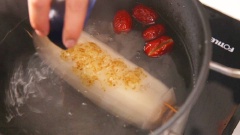 Đun sôi 1 lít nước trong nồi, cho củ sen nhồi gạo nếp, táo đỏ khô, 60gr đường phèn, 70ml mật ong vào, nấu sôi nhỏ lửa khoảng 15 phút.