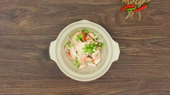 200gr thịt cua mua loại luộc sẵn, đem về trụng sơ qua nước sôi rồi vớt ra để ráo nước. Cho thịt cua vào tô, ướp với 1 muỗng canh hạt nêm và 10gr hành lá cắt nhỏ rồi trộn đều. Bắc chảo nóng, thêm vào 2 muỗng canh dầu màu điều rồi cho thịt cua vào xào 5 phút để thịt lên màu đẹp.