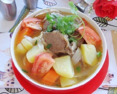 Múc canh sườn bò ra tô, rắc tiêu và dùng nóng. Thịt sườn bò hầm chín mềm, cùng các loại rau củ giàu chất xơ vừa ngon vừa bổ dưỡng. Cách nấu các món canh từ thịt sườn bò thường không quá khó nên chị em chỉ cần nhanh tay lưu lại ngay công thức này là được nha.