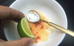 Đâm nhuyễn: 2 trái ớt cùng 1/2 muỗng cafe muối, 1 muỗng canh đường. Sau đó vắt 1 lát chanh. Dùng muỗng, đánh đều lại với nhau. Vậy là có ngay nước chấm tôm siêu ngon.