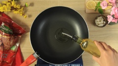 Bắc chảo nóng, thêm vào 2 muỗng canh dầu ăn, cho đùi gà vào chiên áp chảo đều các mặt trong khoảng từ 5 - 8 phút. Ưu điểm của cách chế biến này là bất cứ gia đình nào cũng thực hiện được. Gà được áp chảo vàng mặt với lớp da óng ánh nhìn rất hấp dẫn, hương vị áp chảo cũng thơm hơn hẳn những cách chế biến khác.