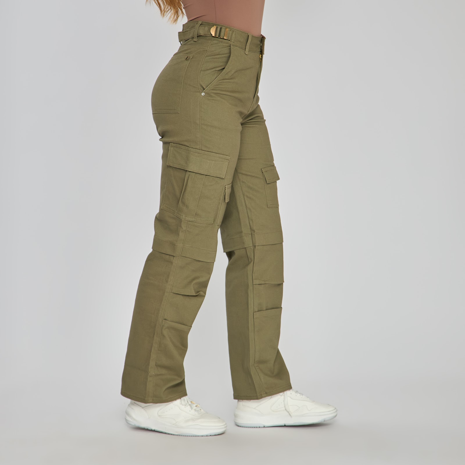 Pantalón cargo bota recta tiro alto en denim stretch, color crudo - Vista 10