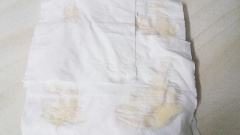 Khoai lang được gọt vỏ sạch. Bào mỏng và ngâm nước muối 15 phút. Rửa sạch lại và để thật khô ráo.