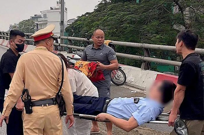 Người đi xe máy ngã nhào vì vết dầu loang trên cầu vượt Trần Khát Chân - Báo Sức Khỏe &amp; Đời Sống