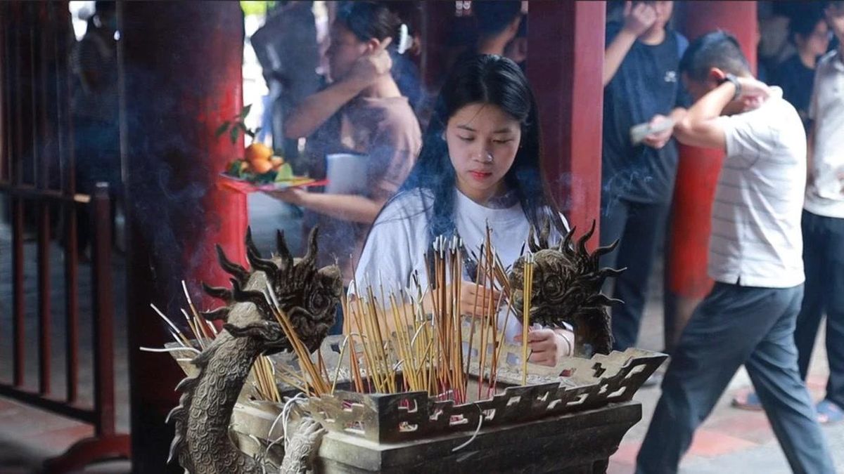 Sĩ tử dâng hương, xin chữ tại Văn Miếu - Quốc Tử Giám trước kỳ thi tốt nghiệp THPT 2026 - Báo Giáo Dục &amp; Thời Đại
