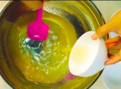 Cho 25gr dầu ăn và lồng trắng trứng vào, tiếp tục đánh tan hỗn hợp. LƯU Ý: dầu ăn và trứng chỉ cho vào sau khi hỗn hợp ban nãy đã hòa tan nha.
