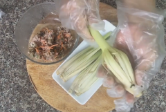 Cắt cây sả làm đôi, lấy phần đầu, rửa sạch rồi cho vào lò vi sóng 30s cho mềm để dễ cắt nè. Lột bớt vỏ sả bên ngoài, lấy dao rọc chính giữa thân sả nhưng đừng cắt đứt luôn nha. 1 cây sả mình rọc khoảng 4 5 lần. Rọc nhiều thì "lồng đèn" sẽ mỏng đẹp hơn. Sau đó thì nhét nhân vào thôi, càng chặt tay càng đẹp. Các bạn nào có túi bắt kem thì cho vào túi bóp cho tiện. Xong rồi bỏ vào tủ lạnh từ 3~4 tiếng.