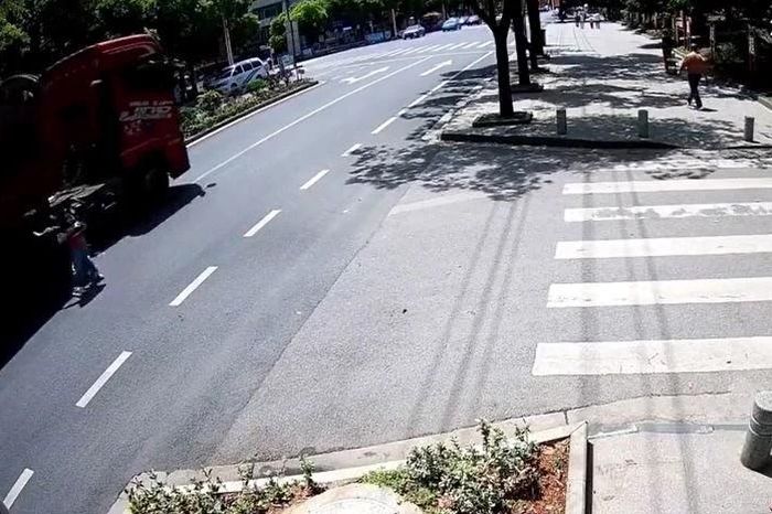Bé trai 9 tuổi trượt patin lao vào xe tải, văng xa 8 mét vẫn thoát hiểm khó tin - Tạp chí Doanh Nghiệp Việt Nam