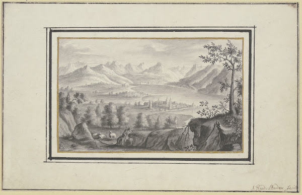 Blick auf einen See zwischen hohen Bergen und eine Stadt auf einer Landzunge im