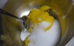 Cho bơ vào tô, thêm đường vào, đánh đều cho đường tan.