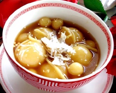 Cho chè trôi nước ra từng chén nhỏ, chan nước cốt dừa lên rắc 1 chút mè rang vàng và dừa non bào sợi là mời người thân bạn bè thưởng thức.
