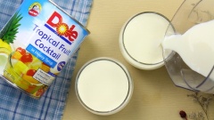 Đổ Panna cotta ra ly, chờ nguội thì để vào ngăn mát tủ lạnh.