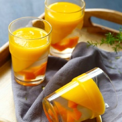 Không ai ngờ món thạch xoài trông vô cùng đẹp mắt, rực rỡ này lại có cách làm đơn giản và nhanh gọn đến như vậy. Ăn cơm xong, mời cả nhà mỗi người một cốc thạch xoài xinh xinh, ngon mát vừa để tráng miệng, vừa bổ sung thêm vitamin và khoáng chất thì thật là tuyệt vời hết ý!