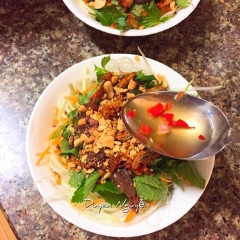 Trình bày món nộm bò khô Trên một chiếc đĩa hoặc bát vừa xếp đu đủ, cà rốt bào sợi, các loại rau thơm cắt nhỏ, sứa, thịt bò khô và lạc lên trên. Sau đó rưới nước mắm chua ngọt lên là bạn đã hoàn thành món nộm sứa bò khô đu đủ rồi.