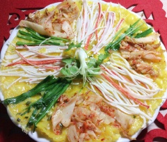 Sau 5 phút, mở vung ra, rưới thêm ít dầu ăn quanh thành chảo nếu bánh khô. Khi bánh chiên đã giòn thì cho ra đĩa và thưởng thức.