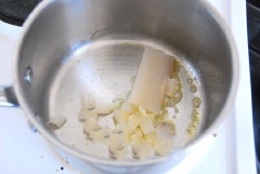 Bơ lạt, cá lóc phi lê cho vào nồi xào thơm. Cho phần nước cam, bột vào nồi. Trộn đều, vặn lửa nhỏ lại cho cá chín, nêm nếm lại cho vừa ăn.