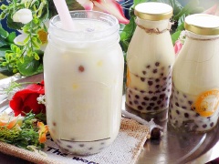 Cho trân châu vừa đủ dùng vào ly, rót sữa đậu xanh vừa đun vàom thêm ít đá viên là có thể dùng. Nếu thất nhạt có thể thêm nước đường cho hợp với khẩu vị từng người nhé!