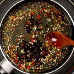 Nước mắm trộn gỏi: Cho vào nồi nấu sốt 3 muỗng canh nước mắm, 2 muỗng canh đường, 2 muỗng canh nước cốt tắc, khuấy đều, nấu sôi cho tan đường, tắt bếp rồi cho 1 muỗng canh tỏi băm, 1 muỗng canh ớt băm, khuấy đều.