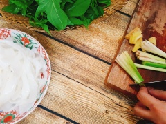 Rau lang nhặt lấy phần đọt và lá non, rửa sạch rồi để ráo. Sả bỏ vỏ già, gừng gọt vỏ, rửa sạch. Đập dập sả, cắt khúc, gừng cắt lát mỏng. Cà rốt gọt vỏ, rửa sạch. Dùng dao lượng song cắt cà rốt thành từng miếng cho đẹp. Đun một nồi nước, cho sả gừng và 1 muỗng cà phê hạt nêm vào nồi. Sò lông ở đây mình chọn loại đã hấp chín, khi chế biến rất dễ dàng không mất nhiều thời gian. Rửa lại sò lông cho thật sạch rồi để ráo.