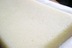 Cho heavy cream, đường vào nồi và bắt lên bếp nấu sôi khoảng 5 phút, khuấy tan đều. Tắt bếp. Đổ hỗn hợp trên ra khay, cho dừa sợi sấy vào trộn đều. Để vào tủ lạnh cho đông đặc lại.