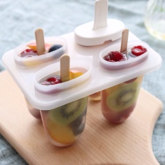 Kiwi, đào gọt vỏ, cắt lát. Cherry cũng cắt đôi, bỏ hạt. Đặt trái cây xen kẽ nhau trong khuôn kem. Sau đó chế nước cốt cam vào khuôn, siro bắp cắm que kem vào. Bạn chỉ nên chế khoảng 90% khuôn để không bị trào khi cho que vào. Làm lạnh khoảng 5 tiếng là có thể thưởng thức kem rồi đó.