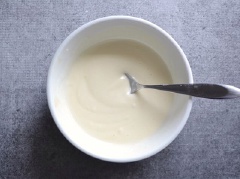 Đổ sốt ra chén hoặc lọ, giữ trong tủ lạnh. Với vài bước đơn giản bạn đã có ngay nước sốt sữa chua trộn cùng với salad thơm ngon giống hệt ngoài hàng rồi nè. Không cần mỗi lần ghiền ghiền mà chạy ra quán nữa rồi nhé! Chúc bạn thành công