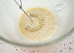 Cho 1/3 hỗn hợp sữa tươi, heavy cream vào, đánh cùng.