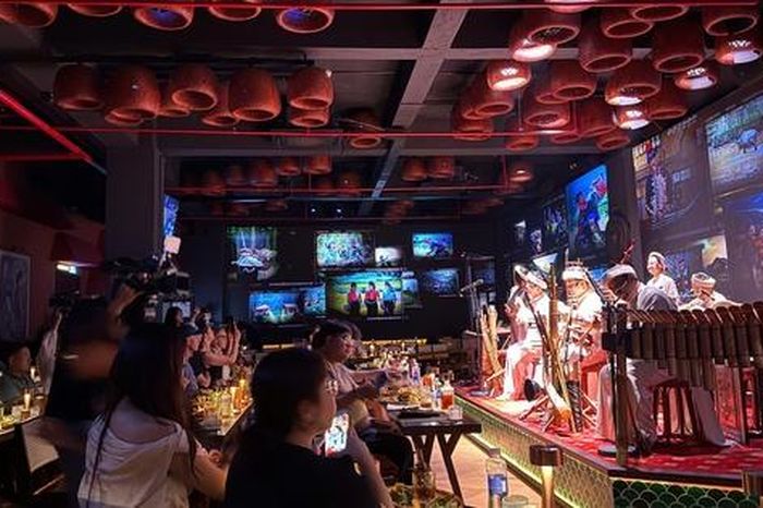 Du khách rủ nhau check-in tour 'độc lạ' giữa TP HCM - Báo Người Lao Động