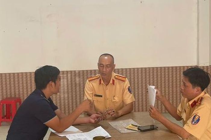 TPHCM: Xử lý tài xế xe khách vi phạm trên đường Tân Sơn - Báo Người Lao Động