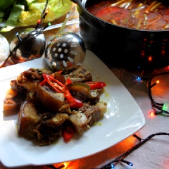 Đuôi bò rửa sạch, thui qua lửa cho sạch lông, đem luộc chín, chặt miếng vừa ăn rồi bầy ra đĩa. Lẩu ăn kèm rau cải thảo, rau muống, bún.