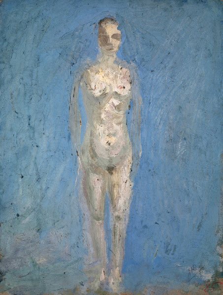 Nackte Frau vor hellem Himmel