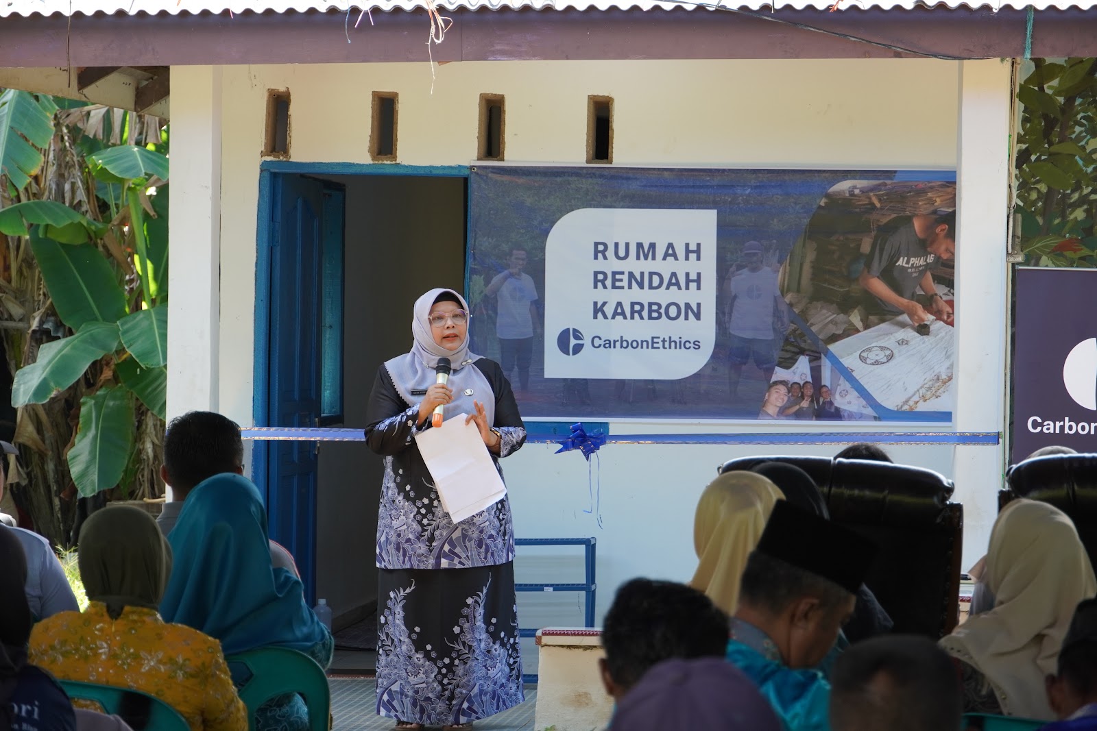 Dr. Susi Pitriana delivered welcoming remarks at the launch of Low Carbon House