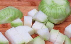 Su hào gọt vỏ, rửa sạch, cắt khúc dày. Tỏi bóc vỏ, để nguyên tép như hình bên.