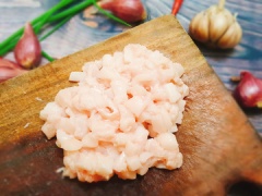 Tỏi bóc vỏ rồi băm nhuyễn. Sả rửa sạch, bỏ bớt vỏ già bên ngoài, dùng 2 cây bằm nhuyễn để ướp thịt còn 6 cây còn lại dùng để bọc thịt. Mỡ heo rửa sạch, sau đó thái hạt lượu nhỏ. Cho thịt heo xay ra dĩa, thêm mỡ heo, sả băm, tỏi băm, 1/2 muỗng cà phê muối, 2 muỗng canh nước mắm, 1 muỗng cà phê hạt nêm, 1 muỗng cà phê bột ngọt, 1/4 muỗng cà phê đường, 1 muỗng cà phê tiêu vào thịt. Trộn đều cho thịt thấm gia vị.