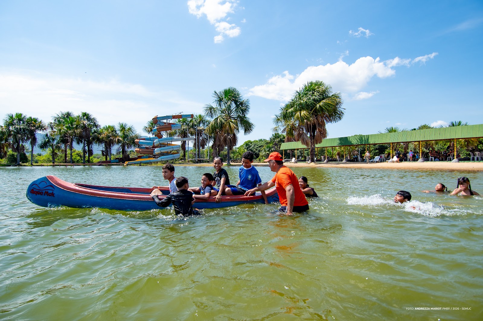 Famílias aproveitam o dia de sol no AquaMak em evento de inclusão promovido por projetos sociais de Boa Vista.