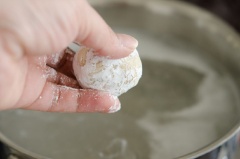 Trộn đều và vo thành khối tròn. Sau đó cho viên thịt lăn qua bột bắp, 2 lần để bột áo đều viên thịt. Nấu nồi nước, khi nước sôi nhẹ nhàng thả viên thịt vào.